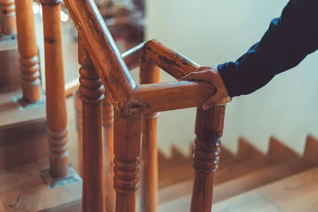 Gute Gewohnheiten sind wie ein Stiegengeländer, sie geben Halt und weisen den Weg – unaufgeregt. | Foto: Yogendra/Adobe Stock