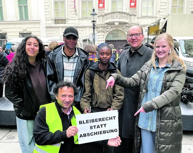 Victoria und Joseph Oshakuade (2. und 3. v. li.) mit Bischof Hermann Glettler (4. v. li.) und mehreren Aktivist:innen auf der Kundgebung in Wien.  | Foto: Daniel Vychytil