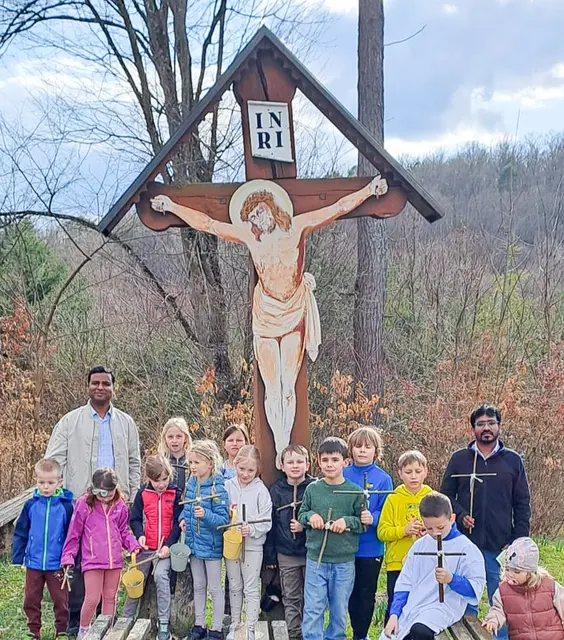 Steinberg-Dörfl. Kreuzweg mit den Erstkommunionskinder.