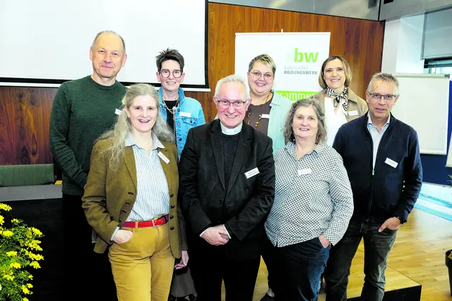 Vorstand und Mitarbeiterinnen des kbw Büros. Reihe vorne, v. l.: Veronika Prüller-Jagenteufel, Weihbischof Anton Leichtfried, Maria Mayer-Schwingenschlögl, Andreas Geiger.
Reihe hinten, v. l.: Robert Brunbauer, Magdalena Steindl, Waltraud Köberl, Christine Dill.   | Foto: kbw St. Pölten