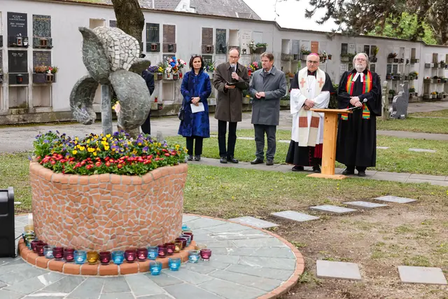Feier bei der Gedenkstätte für stillgeborene Kinder am Urnenfriedhof in Graz. | Foto: Neuhold