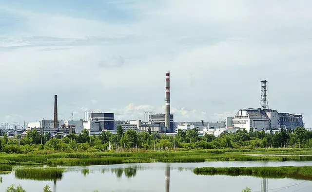 Das Kernkraftwerk Tschernobyl im Norden der heutigen Ukraine. 1978 ging der erste Reaktorblock in Betrieb, 2000 wurde der letzte verbliebene außer Betrieb genommen. Fortlaufend wird das AKW rückgebaut. | Foto: Andrzej Karoń/wcm (2009)