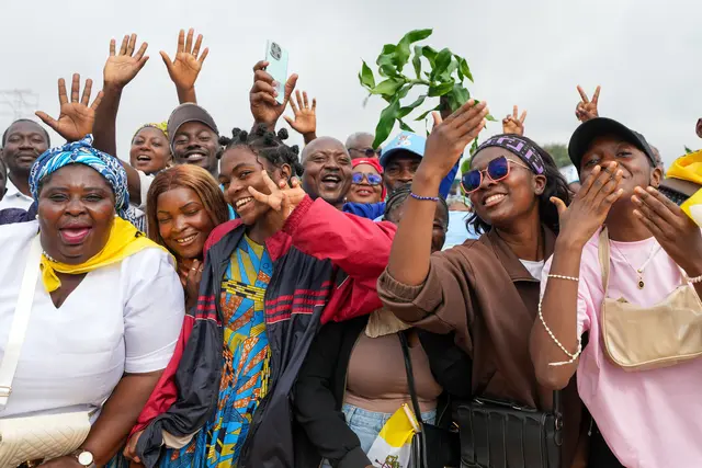 Die Herzen der Menschen fliegen Papst Leo XIV. bei seiner zehntägigen Afrikareise zu. Hier jubeln GottesdienstteilnehmerInnen während einer Messe am Flughafen von Yaoundé in Kamerun. Zuvor besuchte Leo Algerien, danach Angola und Äquatorialguinea. | Foto:  KNA