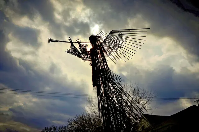 Trompetender Engel auf der Gedenkstätte am „Friedhof der Liquidatoren“. Als solche werden Menschen bezeichnet, die während und nach der Nuklearkatastrophe von Tschernobyl bei der Eindämmung des Unglücks halfen, um die ionisierende Strahlung zu „liquidieren“ (beseitigen). | Foto: Inna Dudnik/wcm