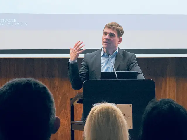 Univ.-Prof. Dr. Paul Plener präsentierte im Bildungshaus St. Hippolyt Ergebnisse der Forschung. | Foto: Patricia Harant-Schagerl