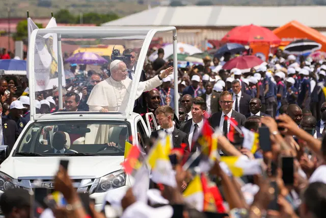 Bereits bei der Anfahrt des Papstes in Saurimo (Angola) schäumte die Stimmung über, begeisterte Menschenmengen schrien laut, Kinder rannten lange hinter dem Papamobil her. | Foto: KNA