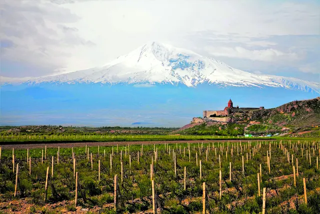 Kloster Chor Virap vor dem Ararat an der Grenze zur Türkei. Hier soll Gregor „der Erleuchter“ vom König gefangen gehalten worden sein. | Foto: Maks Karochkin/ Wikimedia Commons