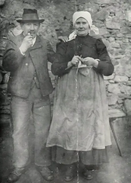 Die Bäuerin strickt im Stehen, es ist Feierabend. | Foto: Friedl / Pongratz
