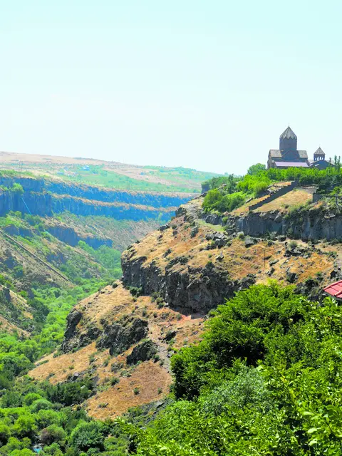 Die 2010 erbaute Seilbahn „Wings of Tatev“ – eine der längsten Seilbahnen der Welt.  | Foto: Felix Deinhofer