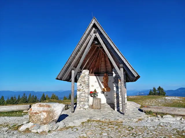 Die Johannes-kapelle am Schöckl (Bild) und viele weitere Glaubenszeichen auf Bergen und an Straßenrändern laden zum Innehalten ein. | Foto:  Bunderla