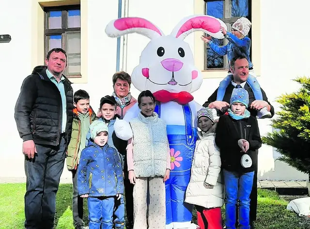 Weingraben. Ostereiersuche im Kirchenhof.