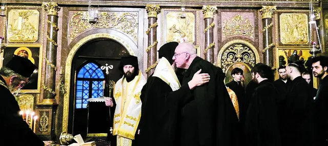 Friedensgruß in der griech.-orth. Kirche zum hl. Georg.
Griechisch-orientalische Metropolis von Austria