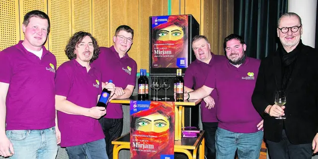 Michael Schneider, Georg Wind, Franz Fleck jun., Ewald Gabriel, Alexander Kugler und Passionsspielpfarrer bzw. Spielleiter Richard Geier präsentieren die Wein-Edition. | Foto: Passionsspiele St. Margarethen