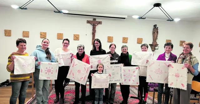 Kobersdorf. Weihekorbdecke bedrucken im Pfarrsaal.