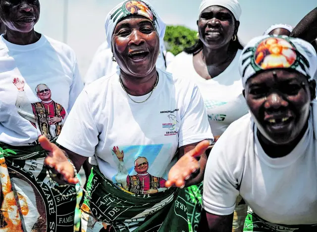 Große Freude über den Besuch des Papstes in Luanda in Angola. | Foto: APA-Images / AFP / PHILL MAGAKOE