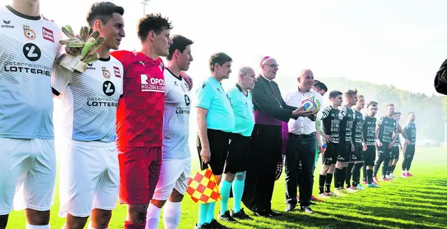 Ankick beim Lokal-Derby – gemeinsam mit Bürgermeister und Bundesrat Mario Trinkl.  | Foto: Willibald Brunner