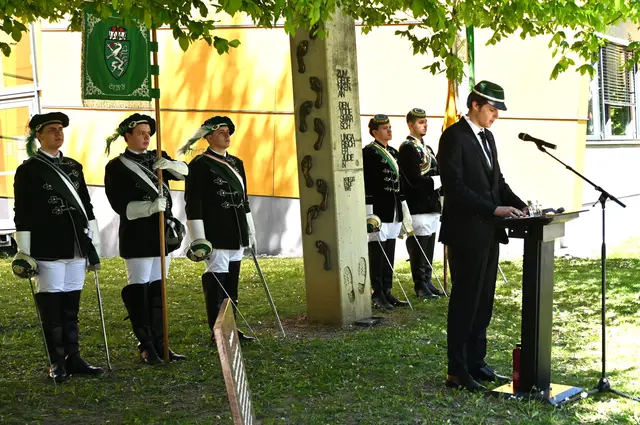 Junge Mitglieder der Schüler- und Studentenverbindung „Riegersburg“ trugen Zeitzeugenberichte von Nazi-Verbrechen vor. | Foto: Bendekovits