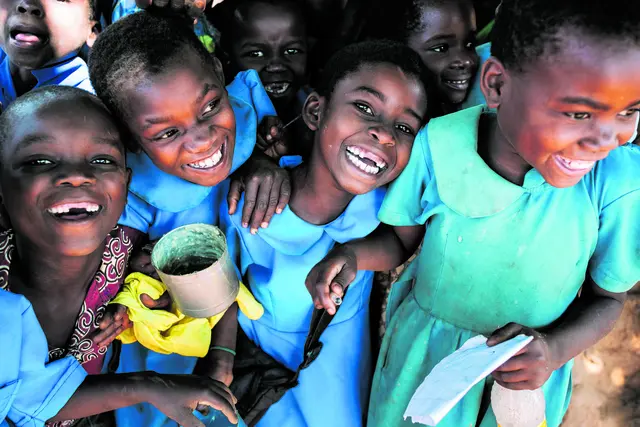 Kinder der 
Chitika Primary School, die dank des „Feed-a-school“-Programms von „Mary‘s Meals“ etwas zu essen haben.
 | Foto: Mary‘s Meals
