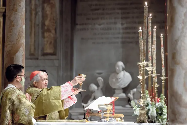 Quelle und Höhepunkt des kirchlichen Lebens: die Liturgie und die Feier der Eucharistie.
 | Foto: Daniel Ibanez/Romano Siciliani/KNA