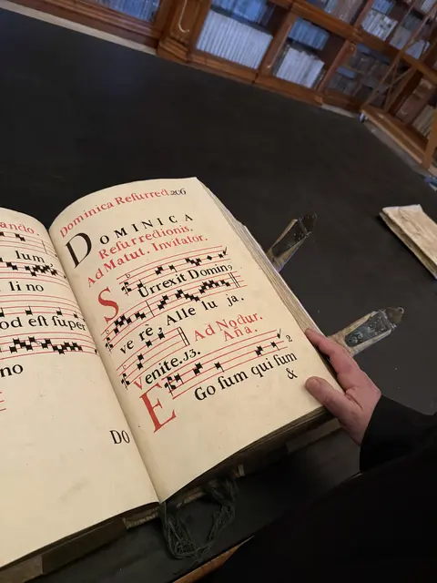 Das Stundengebet der Chorherren am Ostersonntag: Surrexit Dominus vere! Gebetsbuch aus dem Jahr 1759, geschrieben im Stift Herzogenburg. | Foto: Patricia Harant-Schagerl