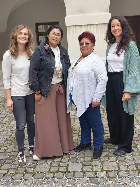 (v. l.): Welthaus-Bildungsreferentin Ana Siegl-Batljan mit Lenny Espinoza und Águeda Colque aus Bolivien und Spanisch-Dolmetscherin Marie-Theres Gruber im Innenhof des Grazer Priesterseminars. | Foto: Welthaus DGS