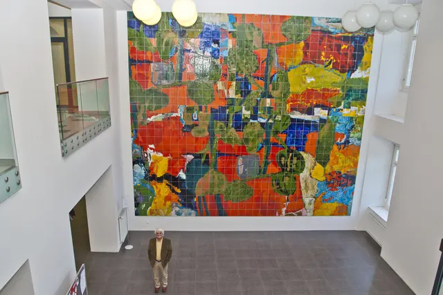Die Keramikwand im Foyer des Campus Augustinum gestaltete 1976 Luis Sammer, zwischen 1964 und 1988 Kunst-Erzieher im Bischöflichen Gymnasium, im Auftrag von Bischof Egon Kapellari. „– brannte nicht unser Herz –“ (1976/2012). | Foto: Neuhold