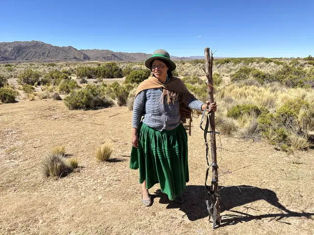 Verwurzelt im Altiplano. In Boliviens ausgedehntem Hochplateau herrscht trockenes Klima. Wer, so wie diese Indigene aus dem Ort Curahuara de Carangas, im Hochland lebt, ist eng mit der Natur verbunden und abhängig von Erträgen aus der Tierzucht und dem Feldanbau. | Foto: Welthaus Diözese Graz-Seckau