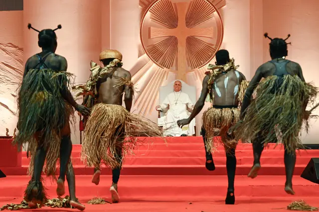 Wie schon bei anderen Auftritten in dem überwiegend katholischen Land feierten die Menschen in Äquatorialguinea den Papst begeistert mit Applaus, Tanz und Musik. Im Bild: Tanzgruppe in traditioneller Kleidung bei einem Treffen von Leo XIV. mit Jugendlichen und Familien am 22. April 2026 im Stadion von Bata. | Foto: KNA