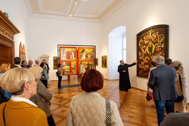Beim Rundgang durch die neugestalteten Museumsräume des Stiftes St. Lambrecht am 24. April erhielten die rund 200 Besucherinnen und Besucher einen guten Einblick in die Kostbarkeiten des Stiftsmuseums. | Foto: Stift St. Lambrecht