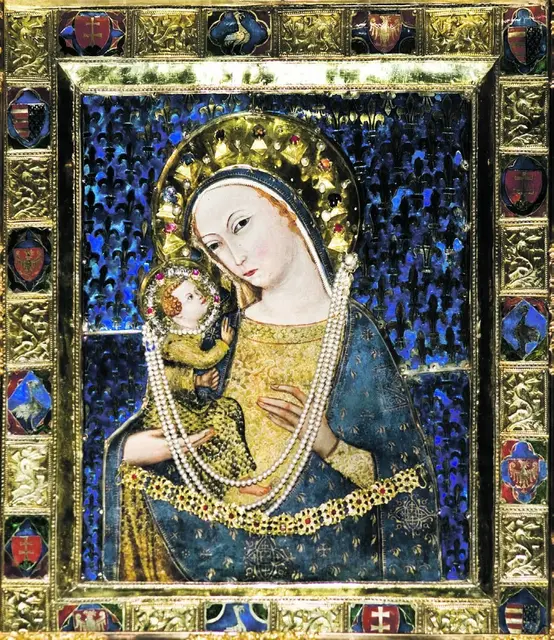 Das Schatzkammerbild, ein hochverehrtes Gnadenbild von Mariazell. Es wird Andrea Vanni (um 1360) zugeschrieben, Technik: Tempera auf Holz. Die Heiligenscheine sind aus vergoldetem Silberblech und mit Edelsteinen und Perlen geschmückt. Das Gemälde wird von dunkelblau emaillierten Silberblechen mit goldenen heraldischen Lilien des Hauses Anjou eingefasst. | Foto: Franz Josef Rupprecht