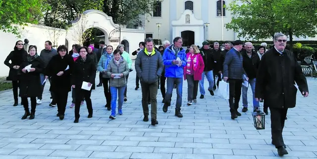 Halbturn. Am Ostermontag machten sich 56 Personen in der Früh auf, um am Emmausgang teilzunehmen.