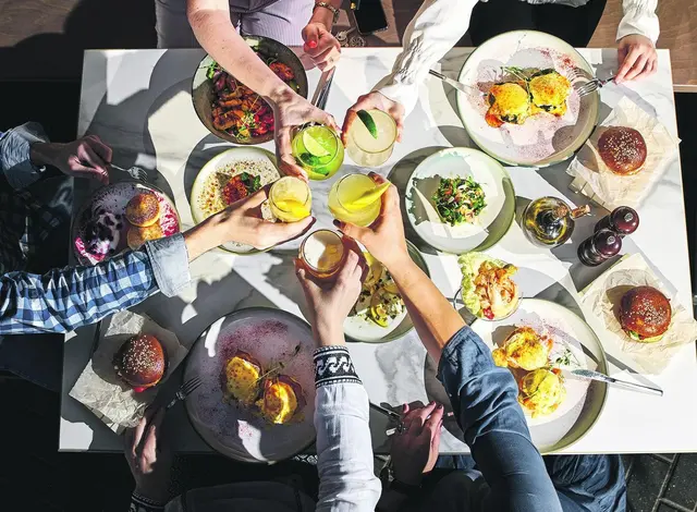 Jesus sehnte sich nach Tischgemeinschaft. Wonach sehnen Sie sich? 
 | Foto: izikmd/AdobeStock