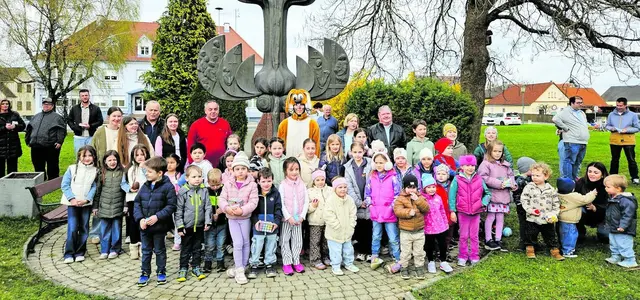 Stinatz. Bei der Ostereiersuche am Karsamstag Nachmittag im Gemeindepark waren zahlreiche Kinder dabei.