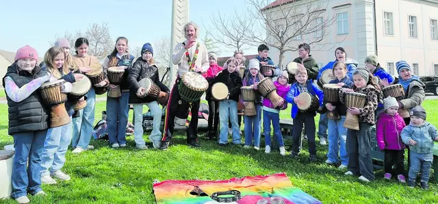 Mönchhof. Nachdem gemeinsam im Pfarrheim kleine Trommeln für Zuhause gebastelt wurden, fand im Pfarrgarten der Trommelworkshop mit Oliverio statt.