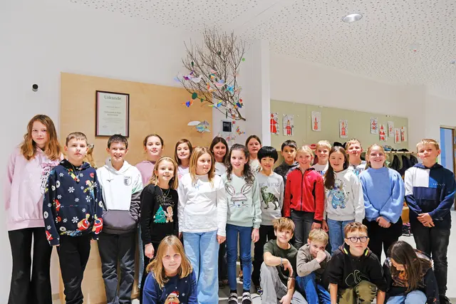 Die 4. Klasse der VS Wenns freut sich über die Auszeichnung für das Friedensprojekt. | Foto: VS Wenns