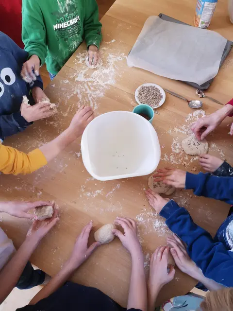 Vor Ostern spielen wir das letzte Abendmahl Jesu nach. Dafür wird zuerst gemeinsam Brot gebacken. | Foto: Katharina Hechinger