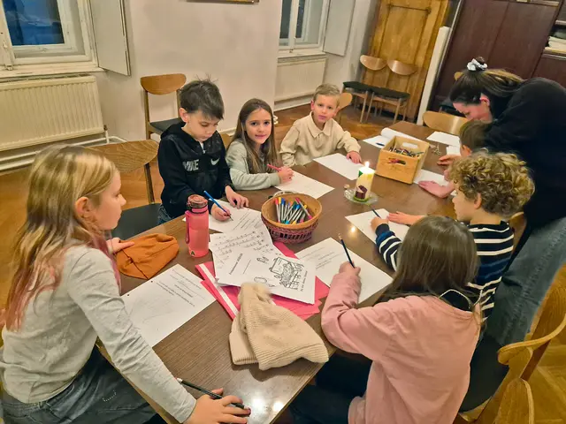 Es wird fleißig gearbeitet zum Thema „Ich bin ein Schatz Gottes“: Wir schreiben in unsere Handflächen, was wir gut können und gerne machen. 
 | Foto: Katharina Hechinger
