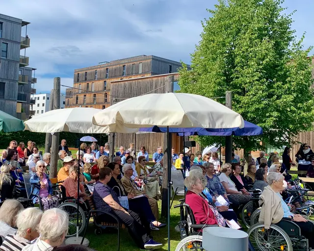 Gemeinsam. BewohnerInnen des Pflegewohnheims Peter Rosegger freuen sich über die gemeinsame Fronleichnamsfeier der Pfarren Graz-Don Bosco, Graz-Christkönig, Graz-St. Elisabeth und Graz-Hl. Schutzengel – musikalisch wunderbar gestaltet vom Jugendblasorchester Don Bosco. | Foto: M. Schluder
