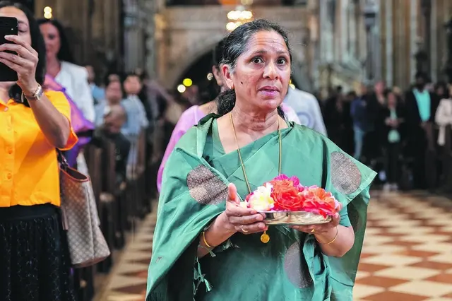 Eine Frau der aus Indien stammenden syro-malabarischen Gemeinde in Wien bringt bei einem Gottesdienst im Stephansdom die Gaben zum Altar.  | Foto: Schönlaub/EDW