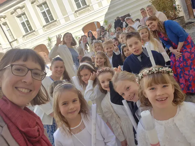 Nun geht es los: der Tag der Erstkommunion ist da! Alle sind aufgeregt! :-) | Foto: Katharina Hechinger