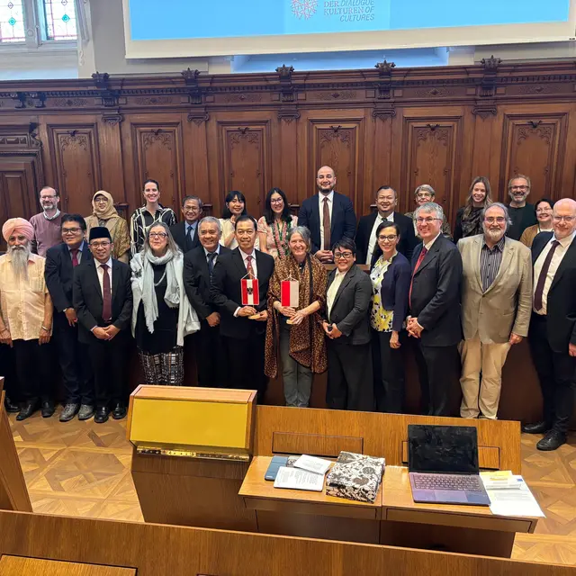 Vertreter indonesischer Ministerien und Bildungseinrichtungen waren kürzlich in Graz zum interreligiösen Austausch, mitorganisiert von Markus Ladstätter, Experte für interreligösen Dialog (2. v. r. vorne). Delegationsleiter Heru Subolo und Bürgermeisterin Elke Kahr (Mitte) zeigten Flagge. | Foto: Rieger