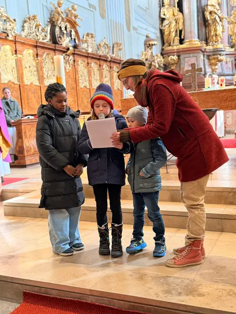 Bei der Begrüßungsmesse in der Kirche wollen immer viele Kinder mithelfen und lesen. | Foto: Mia Markl