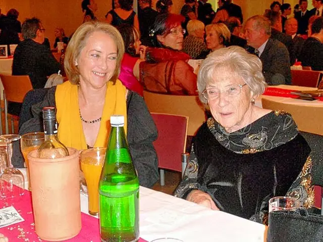 Auf ihre Mutter Rosa Illek (r.) blickt Verena Hohenadler (l.) für uns zum Muttertag. | Foto: privat