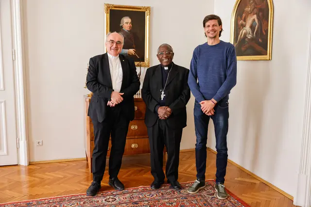 Bischof Niwemugizi (Mitte) mit Alexander Auer  (r.) bei Bischof Krautwaschl (l.). | Foto: Neuhold