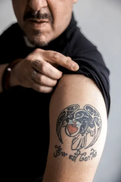 Als Samuel Ebner seine erste Tätowierung stechen ließ, lebte er noch als Mönch in einem steirischen Benediktinerkloster. Heute ist er Pfarrvikar der altkatholischen Kirchengemeinde Graz und trägt viele Tattoos, die von seinem Glauben zeugen.
 | Foto: Florian Voggeneder