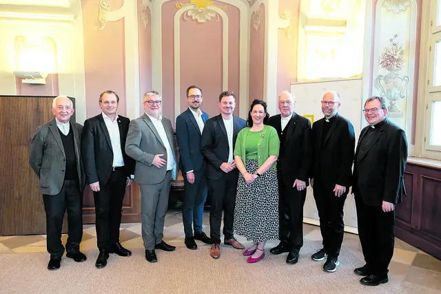 Bischofsvikar Antonio Sagardoy, St. Pöltens Kulturchef Alfred Kellner, Martin Grüneis vom Land NÖ, Vizebürgermeister Michael Kögl, Landtagsabgeordneter Florian Krumböck, Museumsdirektorin Barbara Taubinger, Bischof Alois Schwarz, Generalvikar Christoph Weiss, Ordinariatskanzler Markus Heinz (v. l.). | Foto: Diözese St. Pölten/Ruth Brozek