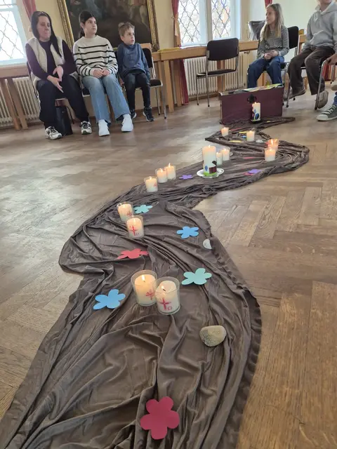 Beim Fest der Versöhnung schauen wir unseren Lebensweg an: Da gibt es viele Blumen für das Schöne im Leben, aber auch Steine. Diese Steine bringen wir zum Priester und bekommen nach der Beichte eine brennende Kerze dafür mit. | Foto: Katharina Hechinger