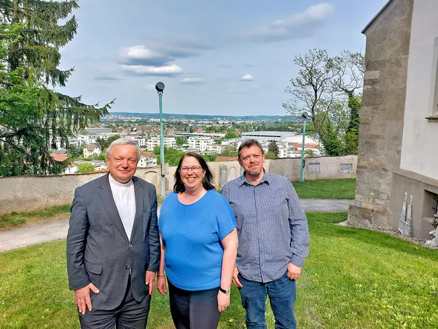 Das Führungsteam des SR Graz-Südwest besteht aus (v. l.) Pfarrer Friedrich Weingartmann als SR-Leiter, Elisabeth Fritzl als Handlungsbevollmächtigte für Pastoral und Thomas Weinhappl als Handlungsbevollmächtigter für Verwaltung. (Dahinter: Ausblick auf Graz von der Pfarrkirche Graz-Straßgang). | Foto: privat