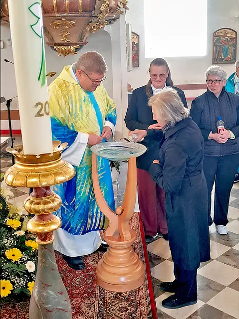 Die MesnerInnen füllten mitgebrachtes Wasser ins Taufbecken der Pfarrkirche Straden. | Foto: privat