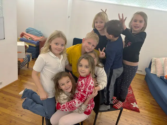 Die erste Gruppenstunde: Wir werden eine Gemeinschaft und spielen die Reise nach Jerusalem verkehrt: Wie viele Kinder passen auf einen Sessel? In den ersten Stunden spielen wir viele Kooperations-Spiele. | Foto: Alexandra Gerstl